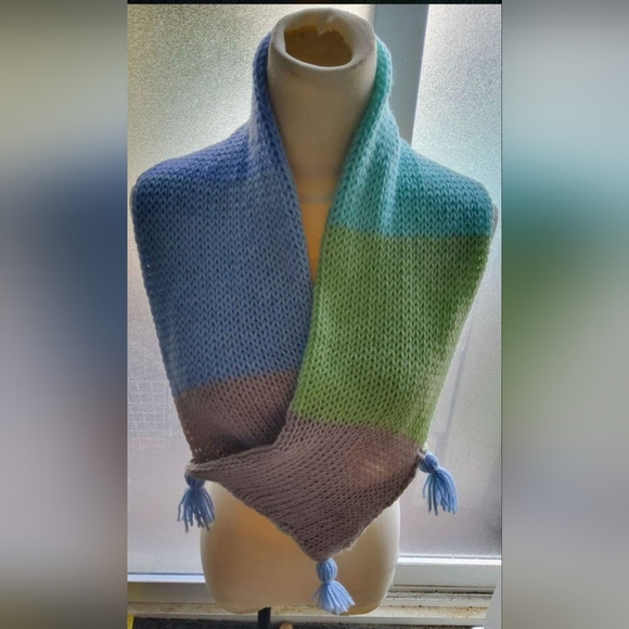 hand knitted cowl scarf - Picture 3 of 3